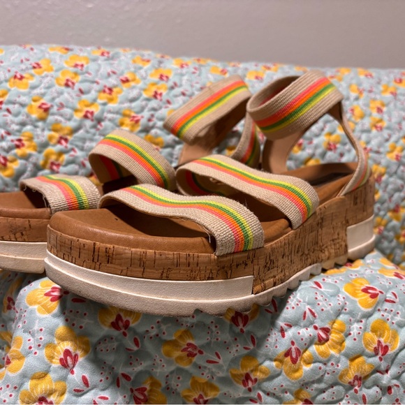 Steven Madden Bandi Platform Sandals - Picture 2 of 3